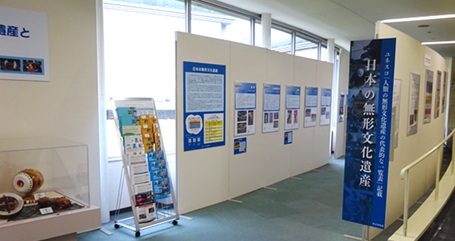 中央に配置される画像