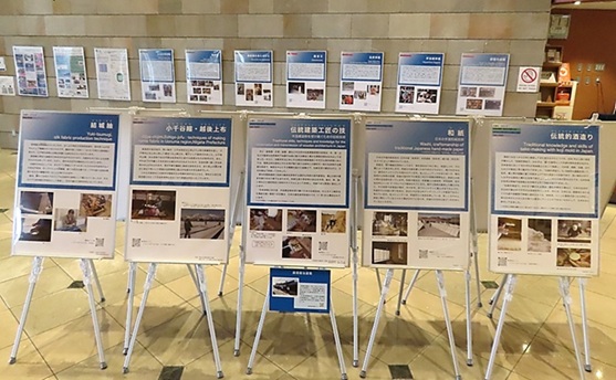 中央に配置される画像